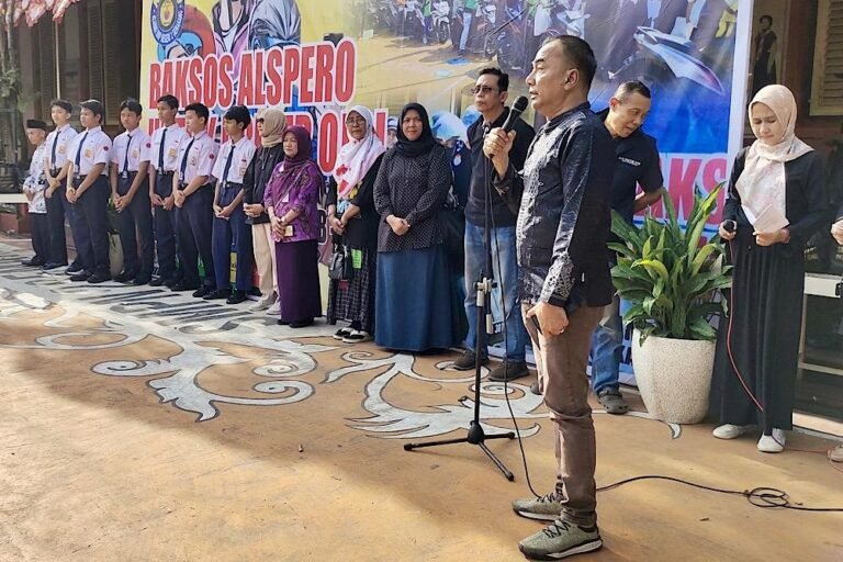 Alspero Indonesia bersama Siswa SMPN 2 Semarang Bagikan 100 Paket Sembako untuk Ojek Online