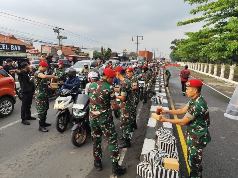 Grup 2 Kopassus Kandang Menjangan dan Cartenz Tactical Bagikan 500 Takjil
