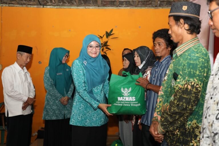 Bantu Korban Banjir, PKK Jawa Tengah Salurkan 750 Paket Sembako di Gubug