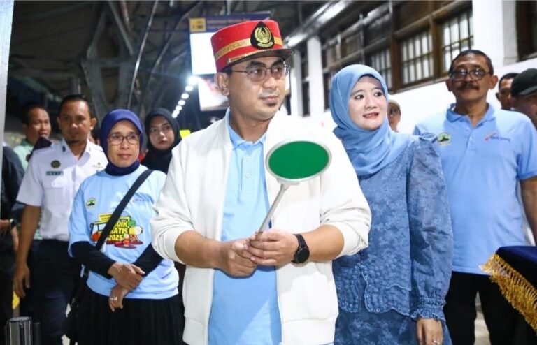 Gus Yasin Lepas Kereta Mudik Gratis Jawa Tengah dengan Tongkat Ajaib