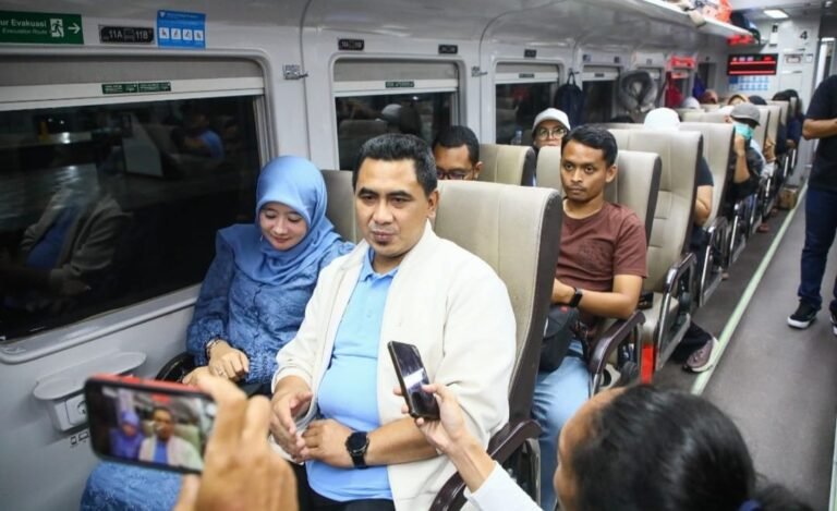 Momen Unik, Wagub Jateng Temani Pemudik Naik KA dengan “Nderes Qur’an” Selama Perjalanan