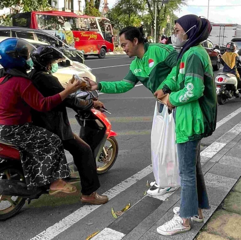 Kolaborasi Kebaikan Pengemudi Grab Bagikan Takjil Gratis kepada Pengguna Jalan Raya