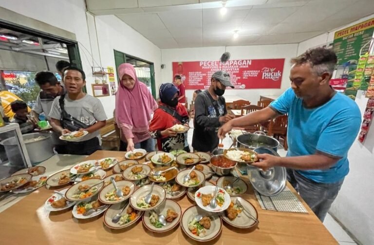 Berbuka Gratis, Warung di Ungaran Ini Tiap Sore Diserbu Orang 
