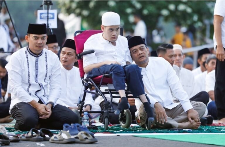 Bersama Putranya, Ahmad Luthfi Salat Ied di Lapangan Simpanglima  Semarang