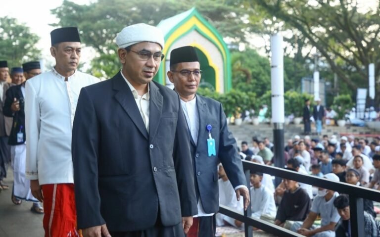 Wagub Jateng Imam Sholat Ied di Lapangan Danau BSB Semarang