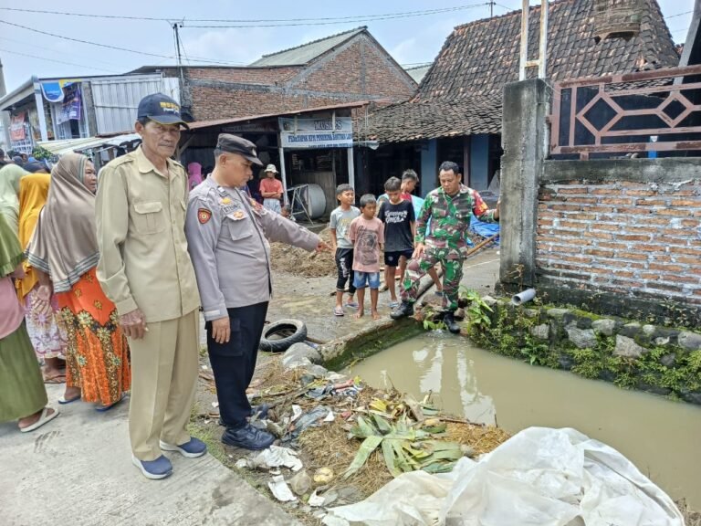 Menyusuri JLS Jangan Lupa Mampir Sentra Pengasapan Ikan Bengkorok Prigi Trenggalek 