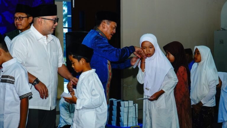 Kapolri Sapa dan Beri Bingkisan ke Pemudik di Tol Kalikangkung