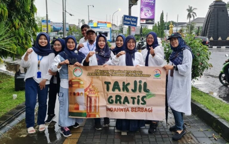Perumda Air Minum Tirta Makmur Sukoharjo Baksos Takjil Gratis di Solobaru