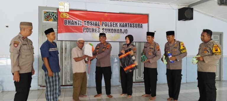 Wujud Kepedulian Ramadhan, Polisi Bersihkan Masjid Bersejarah Hastana Keraton Kartasura