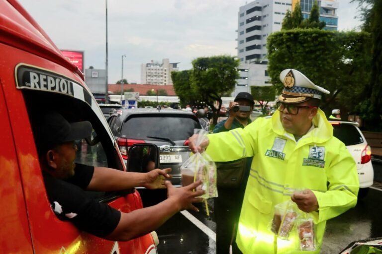 Polrestabes Semarang Bagikan 1.500 Takjil untuk Warga Pengguna Jalan