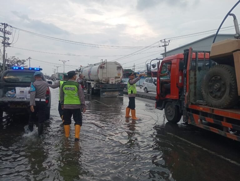 Polsek Sayung Bagikan Takjil di Pantura, Bantu Pengguna Jalan Terdampak Rob