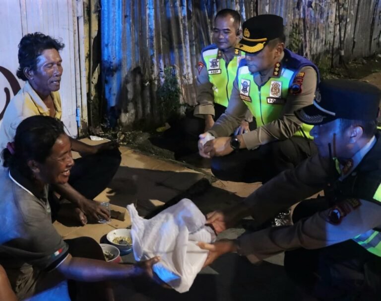 Polrestabes Gelar Patroli Gabungan Sembari Berbagi Santap Sahur