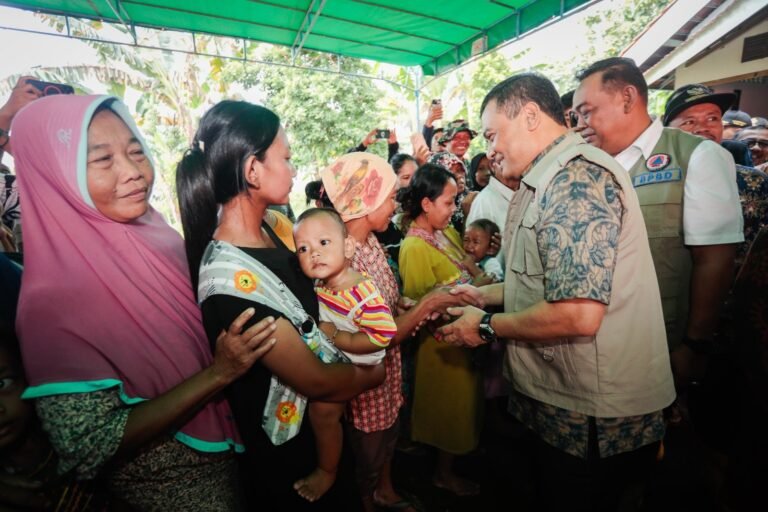 Tangis dan Peluk Pengungsi Banjir Grobogan pada Gubernur