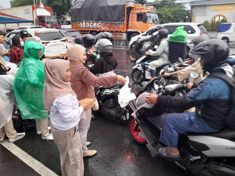 PIRA Semarang Bagikan Ratusan Takjil ke Pengguna Jalan