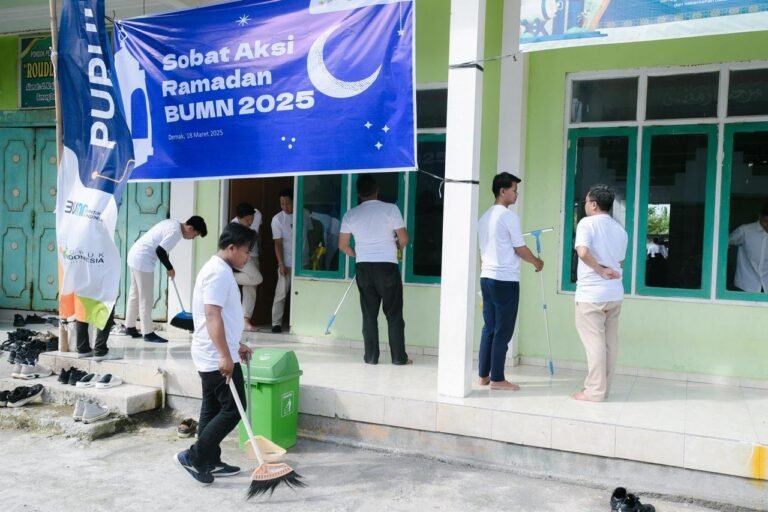 “Sobat Aksi Ramadan” Pupuk Indonesia Bersih-bersih Ponpes di Demak