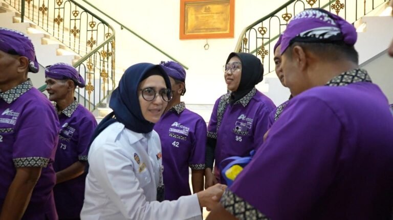 KAI Daop 6 Yogyakarta Berbagi Bingkisan Lebaran untuk 250 Porter Stasiun
