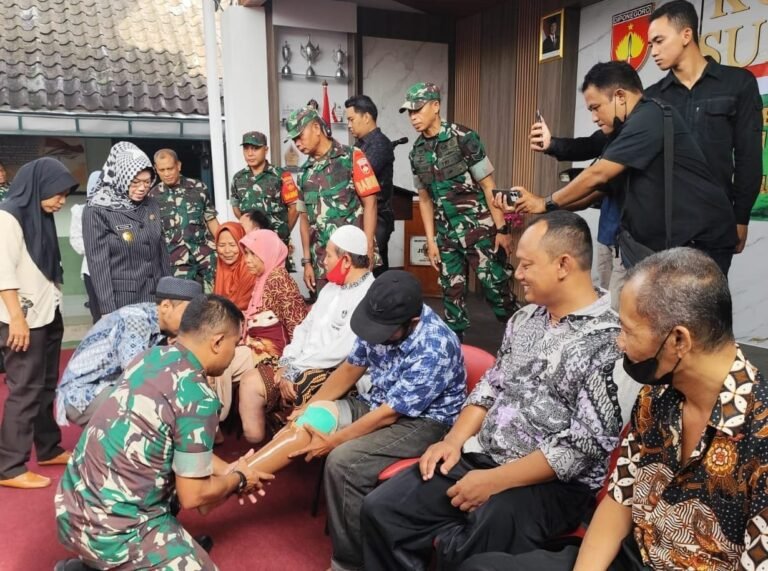 Peduli Disabilitas, Kodim 0726/Sukoharjo dan PT Dua Naga Salurkan Bantuan Kaki Palsu dan Kursi Roda