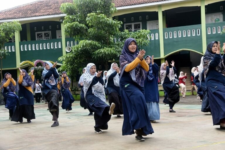 Ketika Keperawatan Holistik Undip Praktikkan Senam Taichi di Sekolah