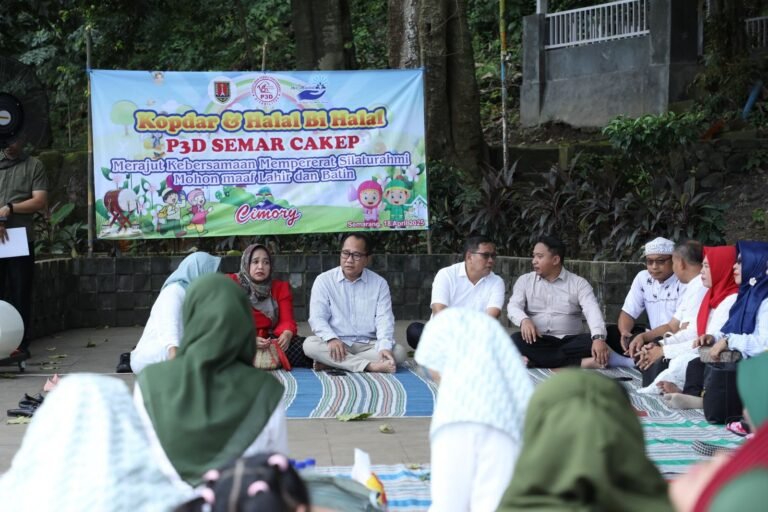 BERSAMA : Wali Kota Semarang Agustina Wilujeng P saat foto Bersama aktifis NU guna mendukung program relawan paralegal musliman NU.