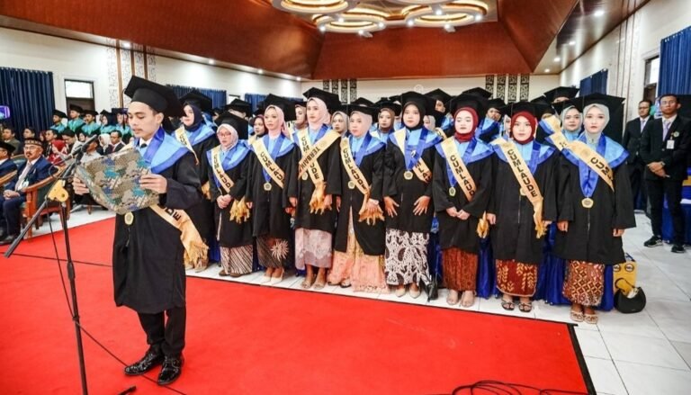 UNW Luluskan 450 Mahasiswa, Wisuda dengan Penuh Haru