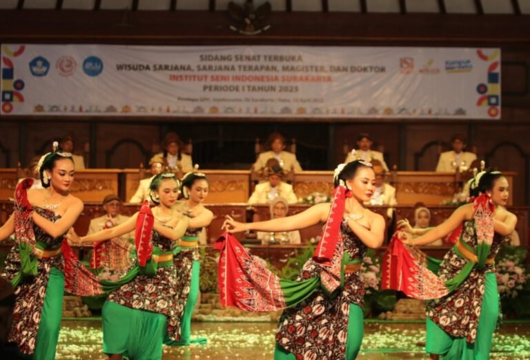 ISI Surakarta Wisuda 335 Lulusan, Rektor : Kuliah Seni Bisa Cepat Lulus dan Berprestasi