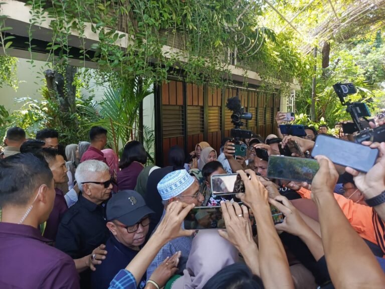 Jokowi Tanggapi Aksi Tuntutan Ijazah: “Tidak Ada Kewajiban Menunjukkan kepada Mereka, Saya Berpikir Akan Laporkan Balik”
