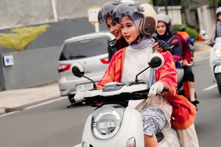 Panduan Riding Aman untuk Perempuan Muda di Persimpangan Jalan