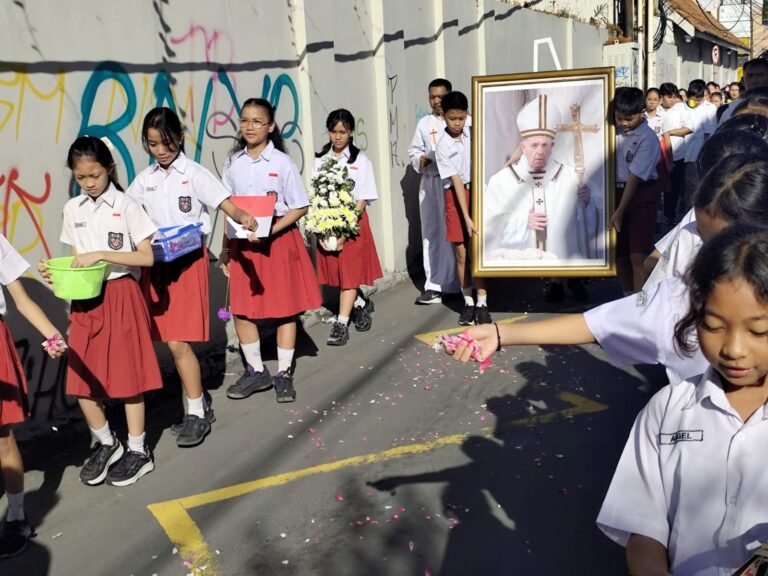 1025 Siswa SD Pangudi Luhur Gelar Perarakan Doa dan Misa Untuk Paus Fransiskus