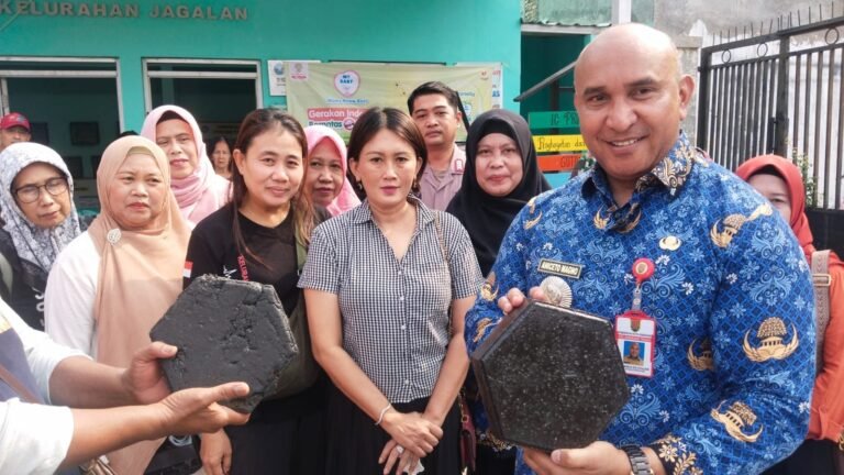 Semarang Tengah Ubah Sampah Plastik Jadi Paving Blok