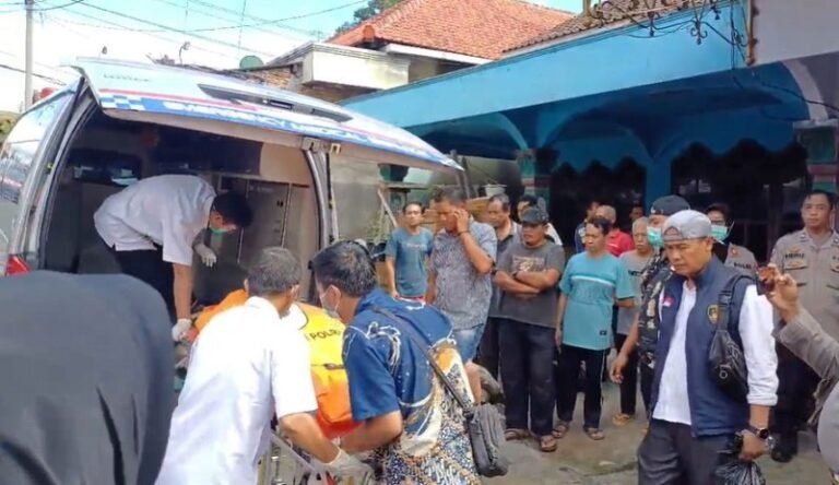 Wanita Paruh Baya Diduga Korban Pembunuhan Ditemukan Anaknya dalam Kamar