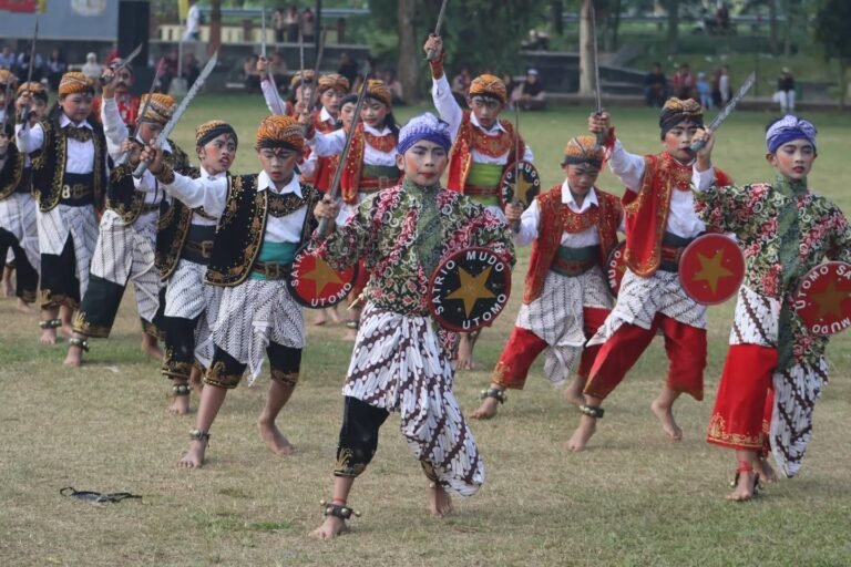 Tari Prajuritan Meriahkan Peringatan Hardiknas Kabupaten Semarang