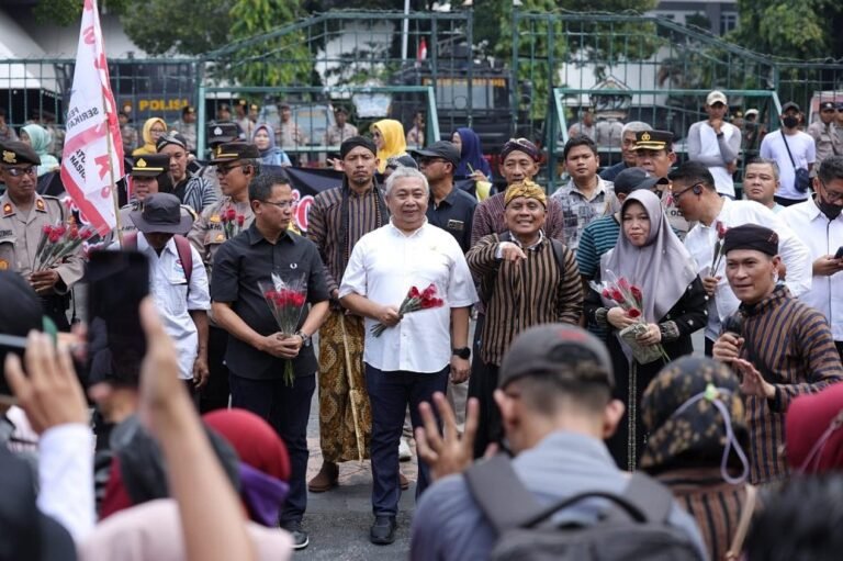 May Day, Anggota DPRD Jateng Beri Hadiah Mawar kepada Buruh