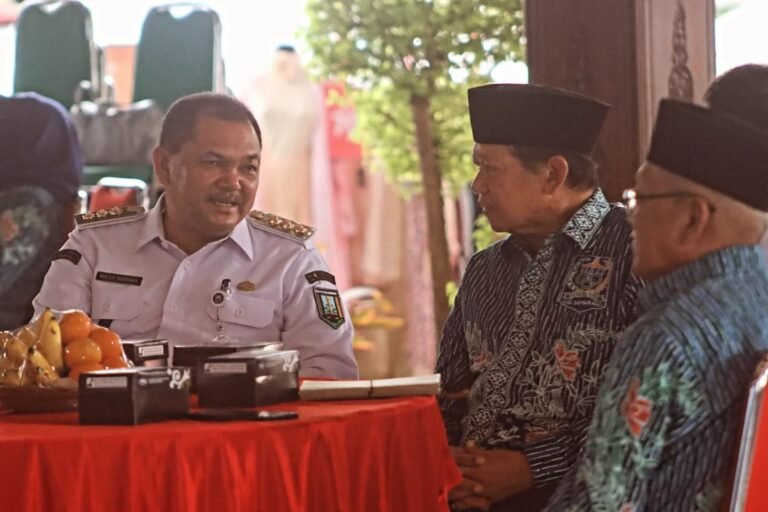 Hadir di HUT Pamitran, Bupati dan Mantan Bupati Semarang Berbincang Akrab