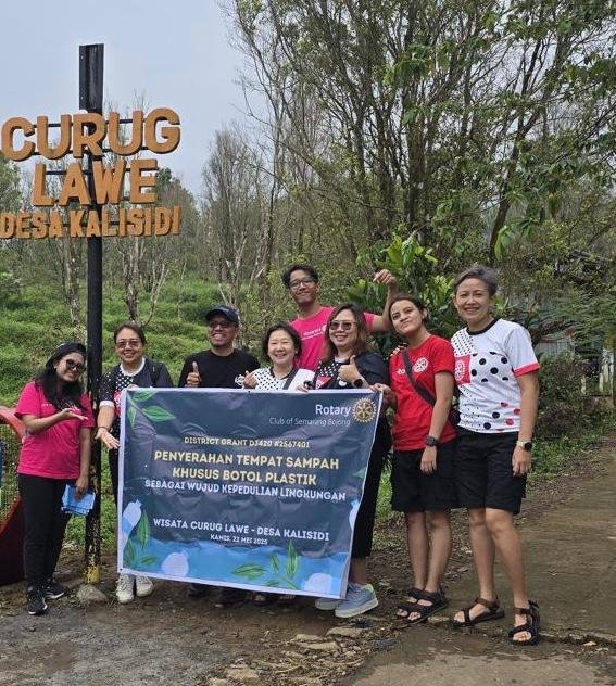 Rotary Club of Semarang Bojong Menyerahkan Tempat Sampah Khusus Botol Plastik di Curug Lawe, Kalisidi