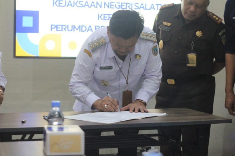 Kejari Serahkan Rampasan Hasil Korupsi kepada Bank Salatiga
