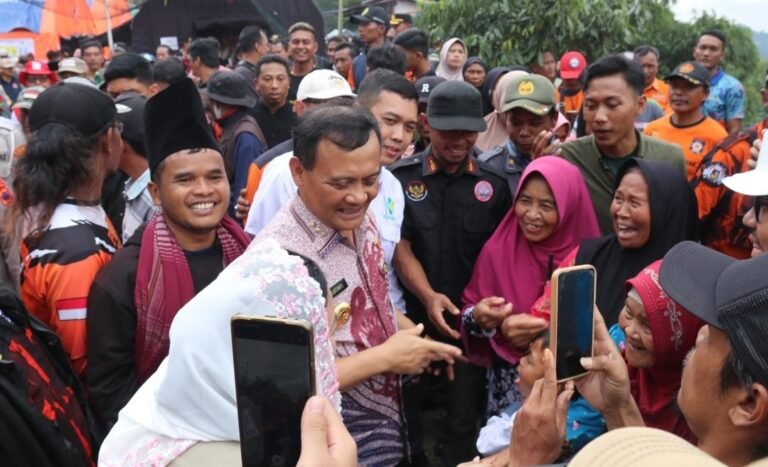 Ahmad Luthfi Jenguk Korban Tanah Gerak di Brebes, Ini Curhatan Para Pengungsi 