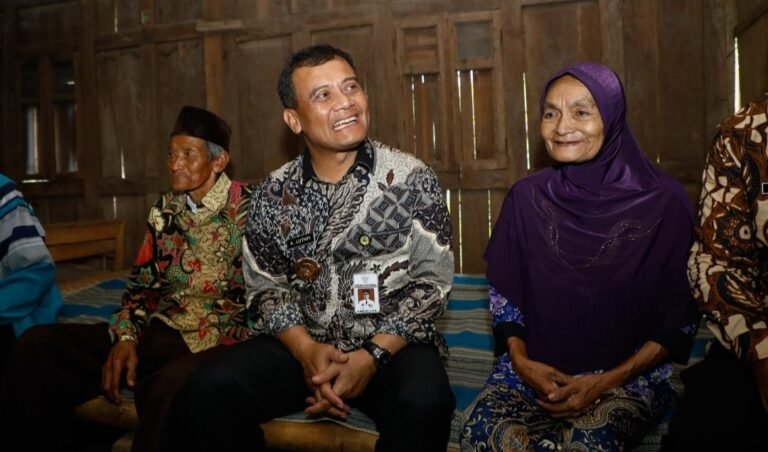 Puluhan Tahun Rumahnya Reot, Wagiman dapat Bantuan Rumah Layak Huni dari Gubernur 