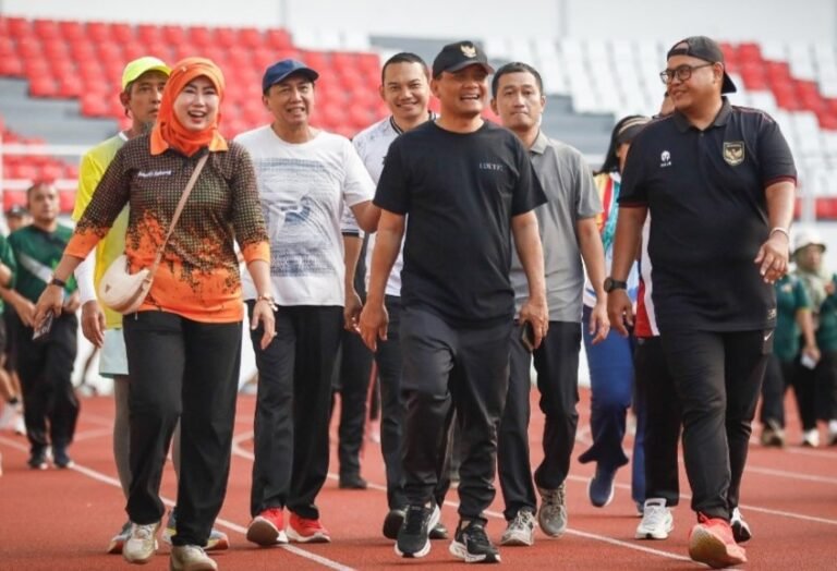 Semangati Atlet Jateng Jelang PON, Ahmad Luthfi Ikut Olahraga di Stadion Jatidiri 