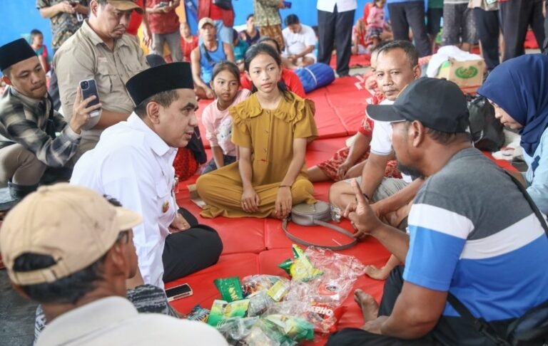 Banjir Grobogan, Wagub Jateng “Ndeprok” Bersama Pengungsi
