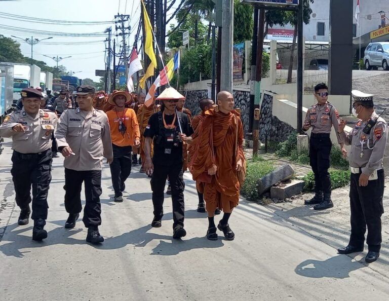 Ratusan Polisi Kawal 36 Biksu Thudong di Semarang Menuju Candi Borobudur