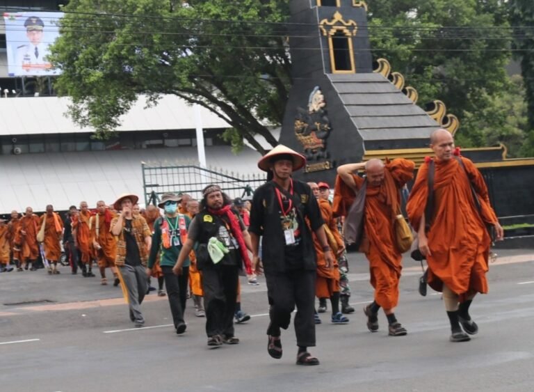 Kunjungi Kantor Gubernur Jateng, Bhikku Thudong Bawa Misi Keragaman dan Toleransi Umat Beragama