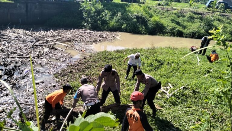 TNI-Polri dan Relawan Gotong Royong Bersihkan Sampah di Bendungan Siluwur Sukoharjo