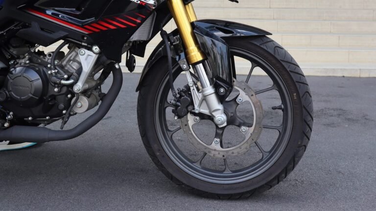 Awas Berkendara Sepeda Motor Seperti ini Buat Ban Cepat Aus