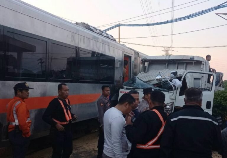 Sopir Nekat Trobos Palang Pintu, Truk Riksek di Sambar Kereta Api