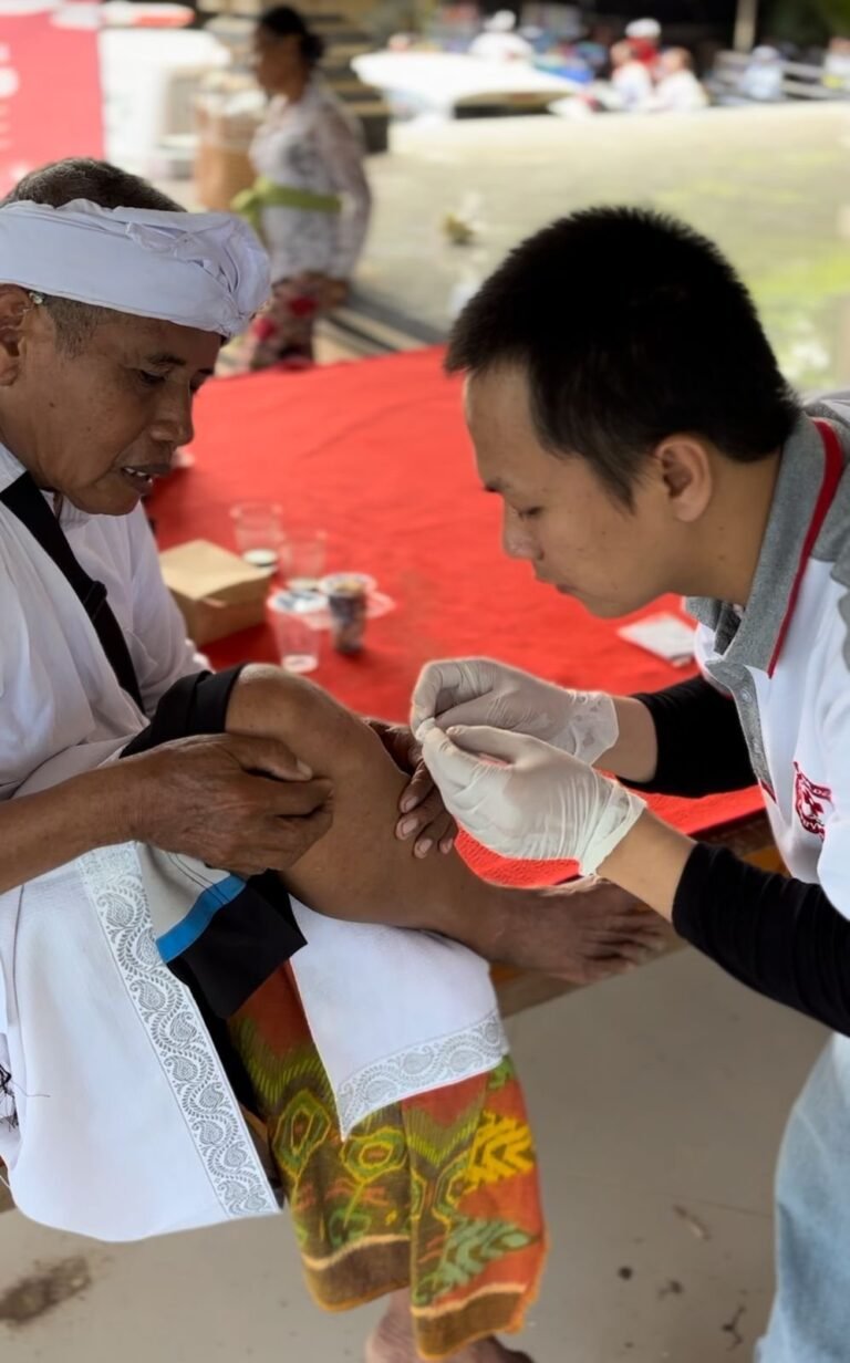OMSA Medic Sapa Umat di Tengah Ibadah