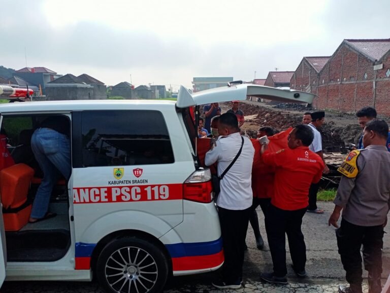 Relawan Sragen Evakuasi 2  Mayat  di Lokasi Berbeda