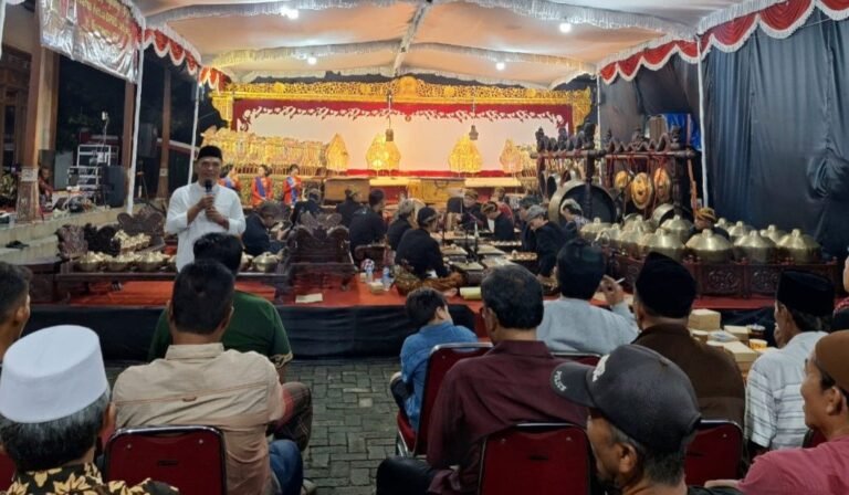 Rutin Pentaskan Wayang Kulit, Ketua DPRD Jateng Sumanto Dorong Regenerasi Dalang Muda