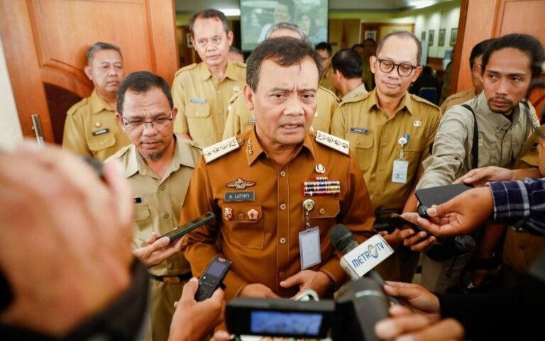 Kunjungi SPMB, Gubernur Jateng Terima Keluh Kesah Ortu Siswa 