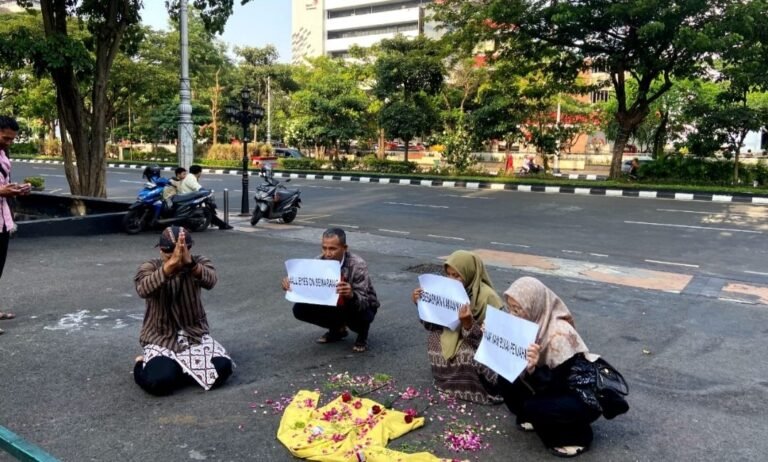 Dua Orang Ibu dan Mahasiswa “Topo Pepe” di depan Kantor Gubernur Jateng 