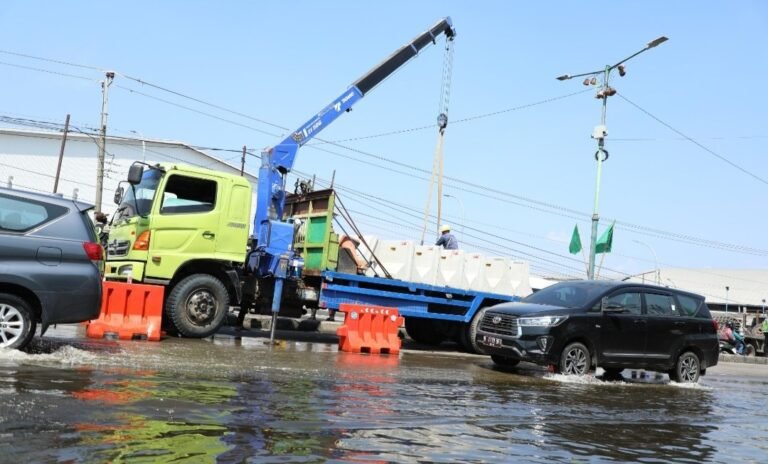 Kementerian PU Pasang Batas Beton Puteran depan Polytron yang Bikin Macet Parah 
